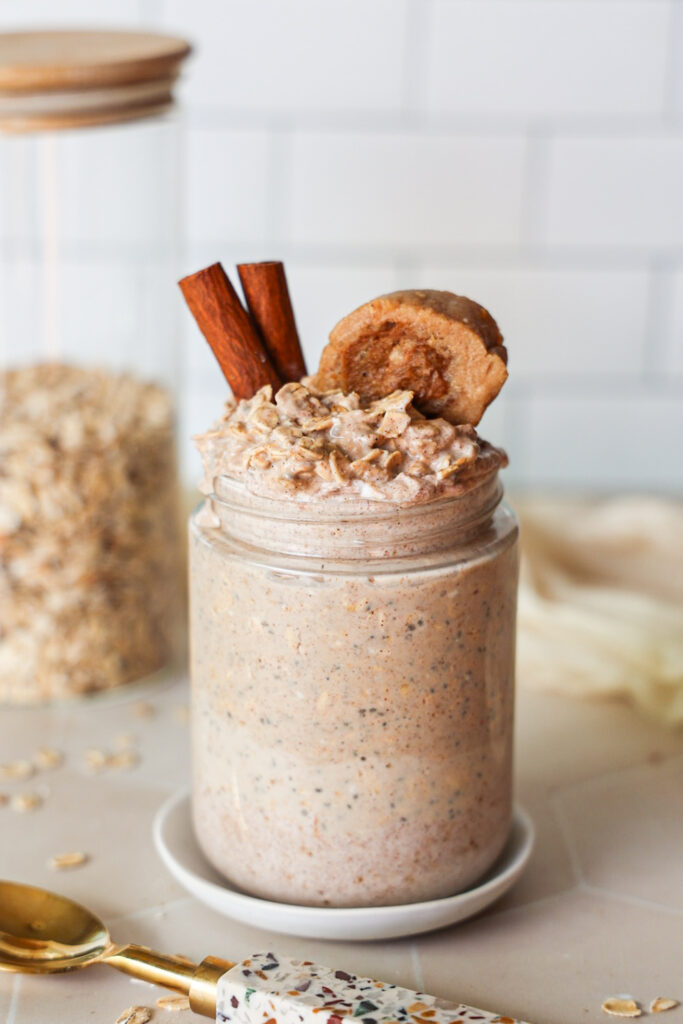 Cinnamon roll overnight oats