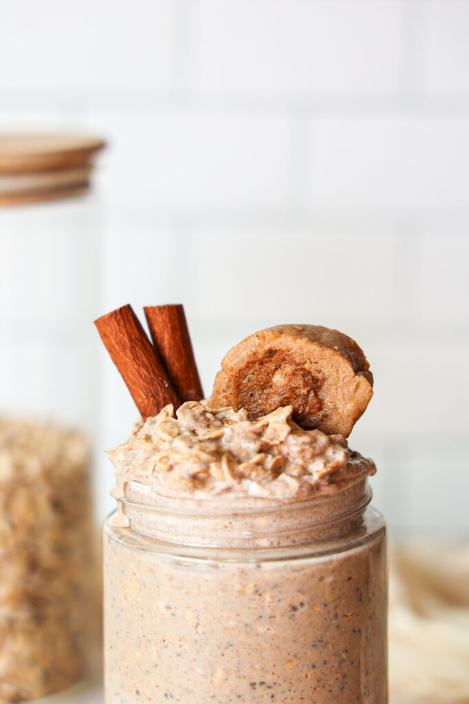 Cinnamon roll overnight oats