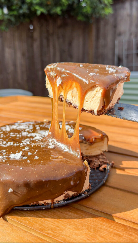 paleo & raw vegan no-bake salted caramel cheesecake