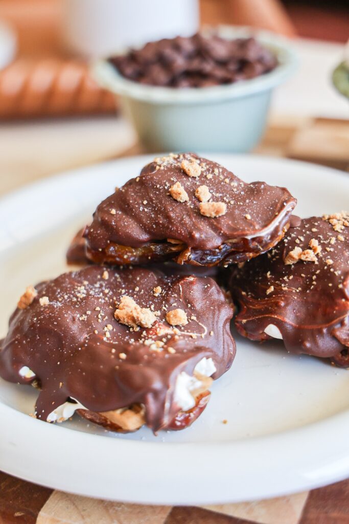 Viral S'mores Smashed dates with peanut butter