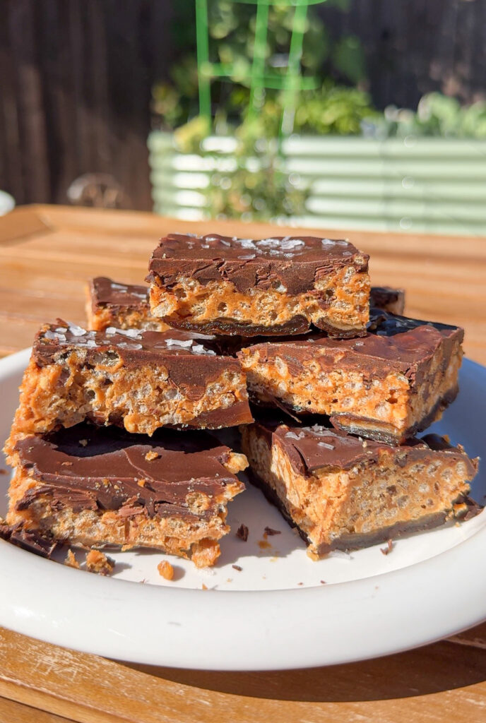 healthy no-bake peanut butter cereal crunchy date bark.